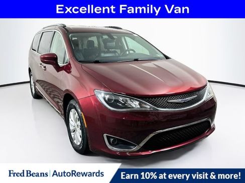 Used 2018 Chrysler Pacifica Touring-L FWD image 1