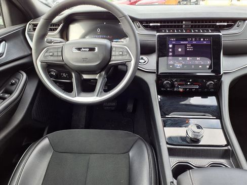 Used 2025 Jeep Grand Cherokee L Altitude image 32