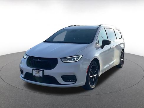 Used 2025 Chrysler Pacifica Limited image 7