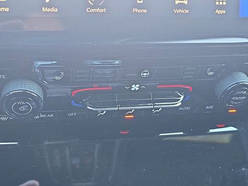 Used 2024 Jeep Grand Cherokee L Limited w/ Black Appearance Package image 27