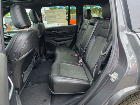 New 2025 Jeep Grand Cherokee Altitude image 9