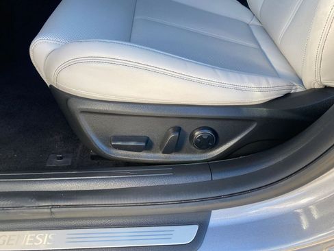 Used 2025 Genesis G70 2.5T image 23