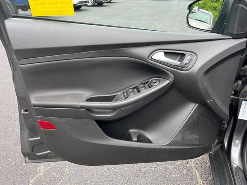 Used 2017 Ford Focus SE FWD image 19