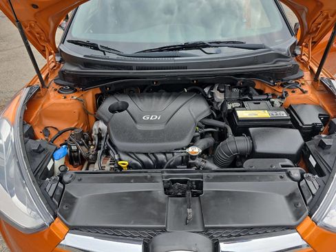 Used 2013 Hyundai Veloster w/ Style Pkg image 28