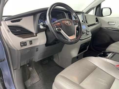 Used 2016 Toyota Sienna XLE image 2