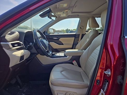 Used 2021 Toyota Highlander XLE AWD/4WD image 6