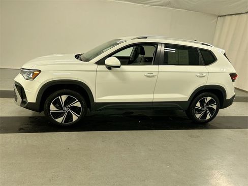 Certified 2025 Volkswagen Taos SE image 8