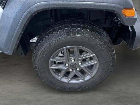 Used 2025 Jeep Gladiator Sport AWD/4WD image 22