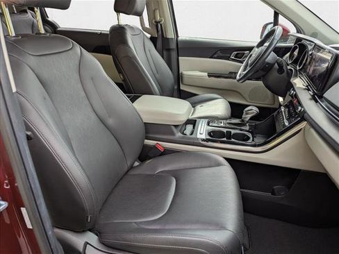 Used 2024 Kia Carnival EX image 25