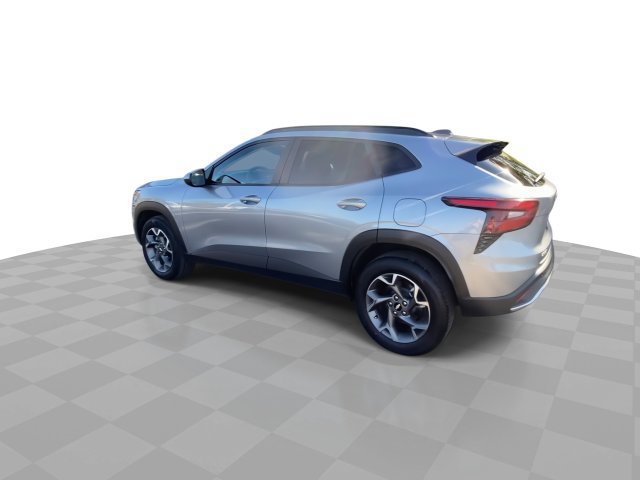 Used 2025 Chevrolet Trax LT w/ Sunroof Package FWD image 8