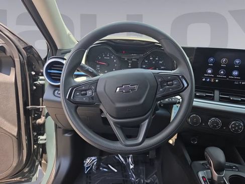 Used 2025 Chevrolet Trax LS w/ LS Convenience Package FWD image 13