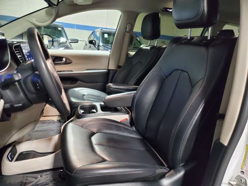 Used 2024 Chrysler Pacifica Touring-L FWD image 19