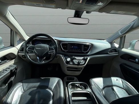 Used 2019 Chrysler Pacifica Touring-L FWD image 9