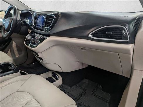 Used 2017 Chrysler Pacifica Touring-L Plus FWD image 28