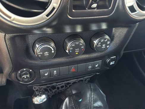 Used 2016 Jeep Wrangler Unlimited Rubicon w/ Connectivity Group AWD/4WD image 19