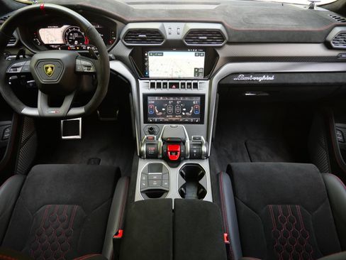 Used 2024 Lamborghini Urus Performante AWD/4WD image 7