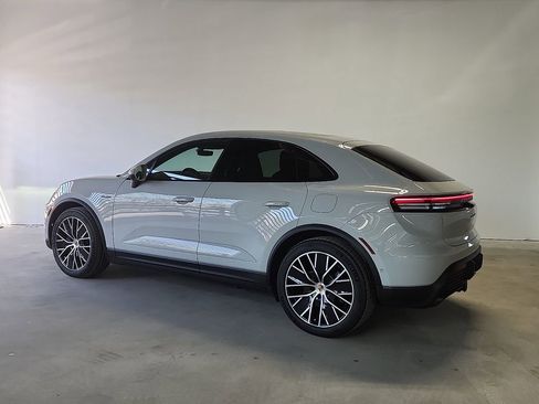 New 2026 Porsche Macan 4 Electric image 3