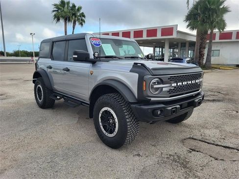 Used 2023 Ford Bronco Badlands image 19