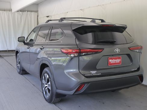 Used 2023 Toyota Highlander XLE AWD/4WD image 25