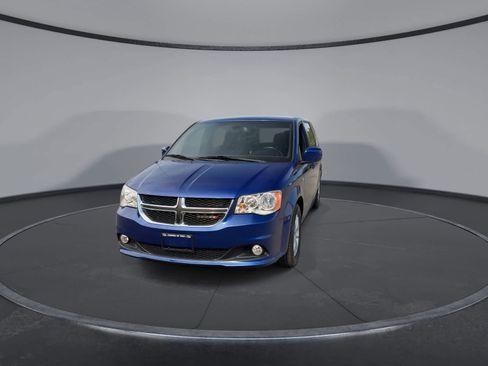 Used 2019 Dodge Grand Caravan SE FWD image 3