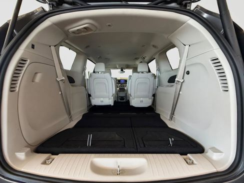 Used 2017 Chrysler Pacifica Touring-L FWD image 17