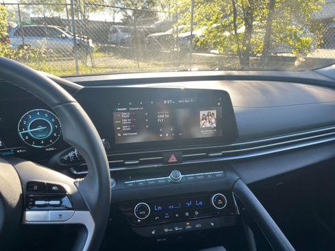 Used 2025 Hyundai Elantra SEL image 17