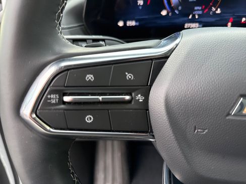 Used 2025 Chevrolet Traverse LT image 23