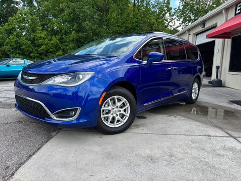Used 2020 Chrysler Pacifica Touring-L FWD image 3