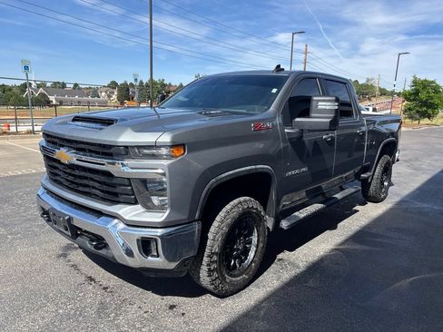 Used 2025 Chevrolet Silverado 2500 LT w/ Convenience Package AWD/4WD image 2