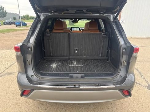 Used 2021 Toyota Highlander Platinum AWD/4WD image 19
