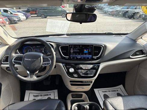 Used 2023 Chrysler Pacifica Touring-L image 6