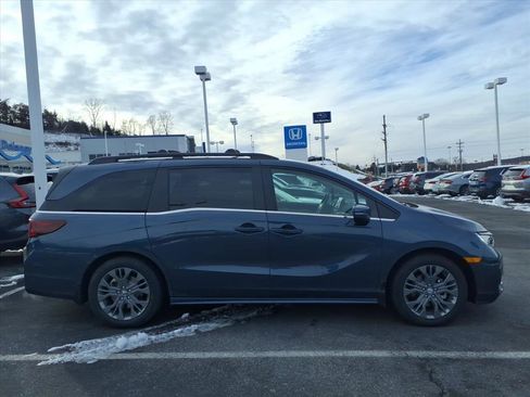 New 2026 Honda Odyssey Touring image 2