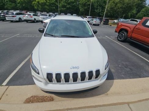 Used 2017 Jeep Cherokee Sport FWD image 5