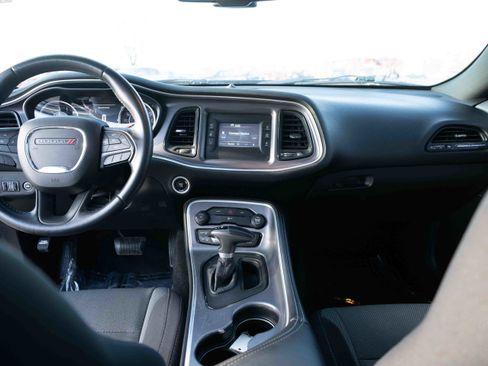 Used 2015 Dodge Challenger SXT image 19