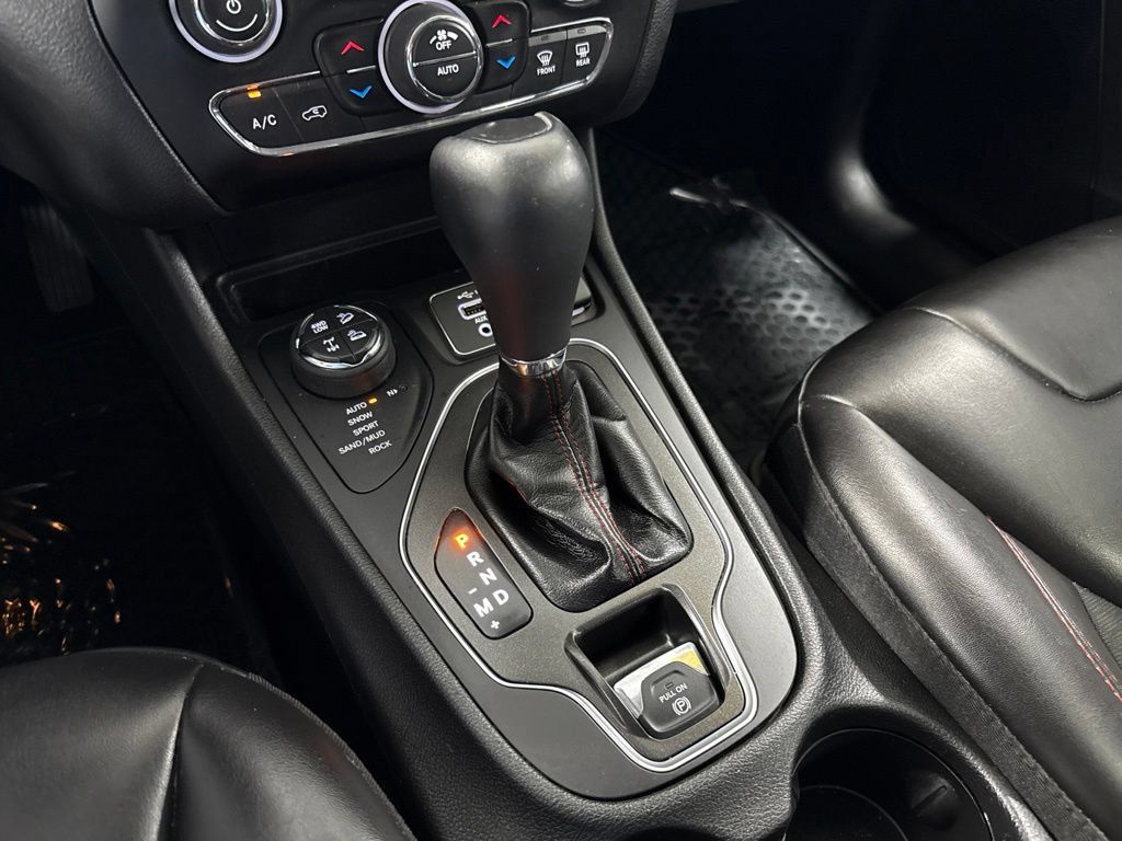 Used 2021 Jeep Cherokee Trailhawk w/ Sun, Sound & Nav Group AWD/4WD image 25