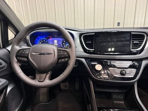 Used 2025 Chrysler Pacifica Limited AWD/4WD image 36