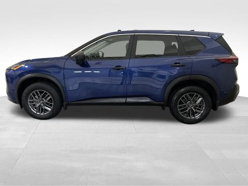 Used 2023 Nissan Rogue S image 2