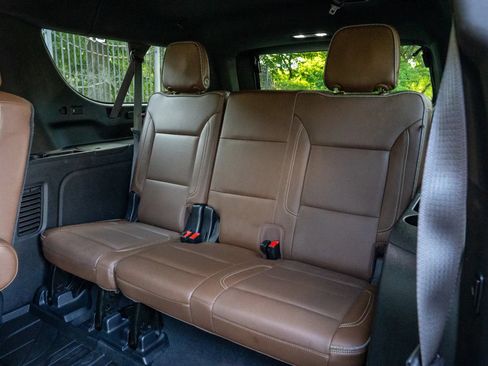 Used 2021 Chevrolet Suburban High Country w/ Premium Package AWD/4WD image 15