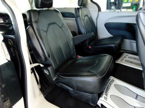 Used 2018 Chrysler Pacifica Limited w/ Tire & Wheel Group image 21