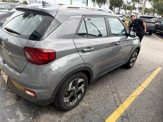 Used 2021 Hyundai Venue SEL w/ Premium Package FWD image 4