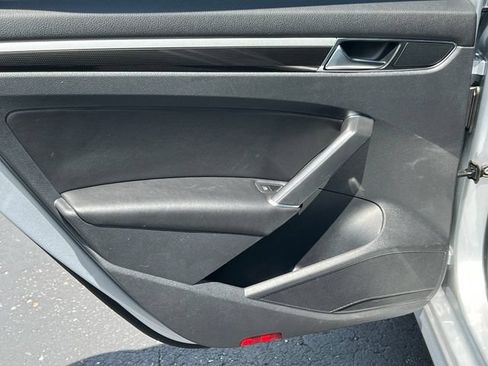 Used 2018 Volkswagen Passat 3.6 FWD image 32