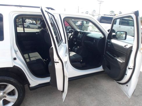 Used 2011 Jeep Patriot Latitude AWD/4WD image 6