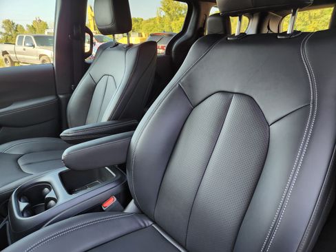 New 2026 Chrysler Pacifica Select FWD image 20
