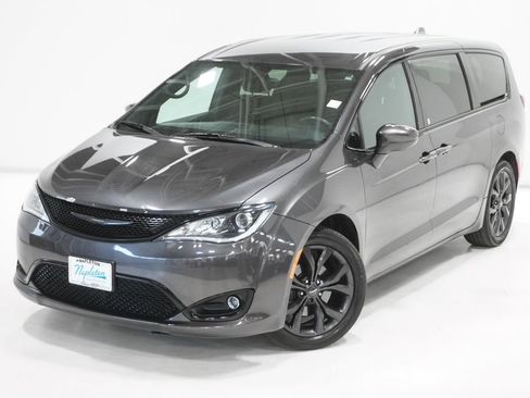 Used 2019 Chrysler Pacifica Touring Plus w/ S Appearance Package image 2