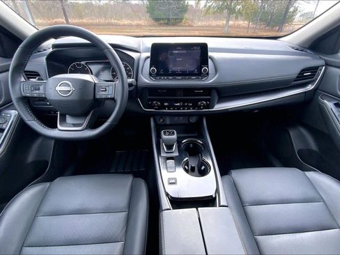 Used 2025 Nissan Rogue SV w/ SV Premium Package image 16