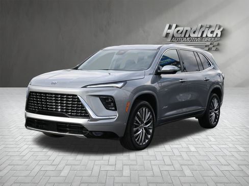 Used 2025 Buick Enclave Avenir image 8