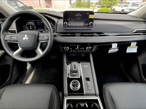 New 2025 Mitsubishi Outlander ES image 5