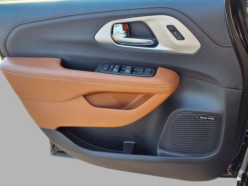 New 2026 Chrysler Pacifica Pinnacle image 15
