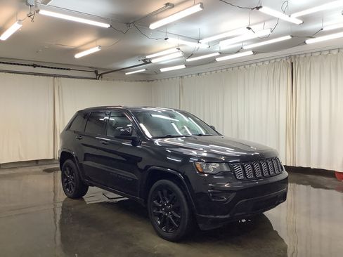 Used 2021 Jeep Grand Cherokee Laredo X AWD/4WD image 4