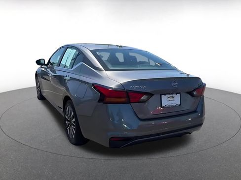 Used 2025 Nissan Altima 2.5 SV FWD image 11